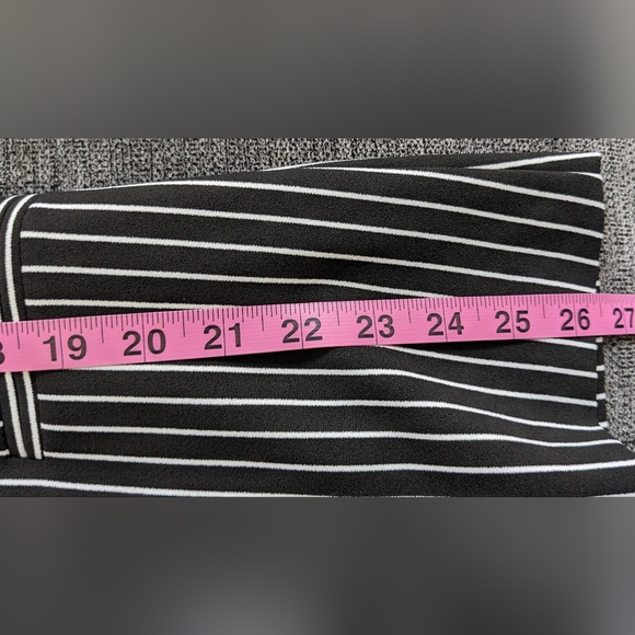 Striped b&w blazer with 3/4 sleeves with ruching. - Picture 5 of 8